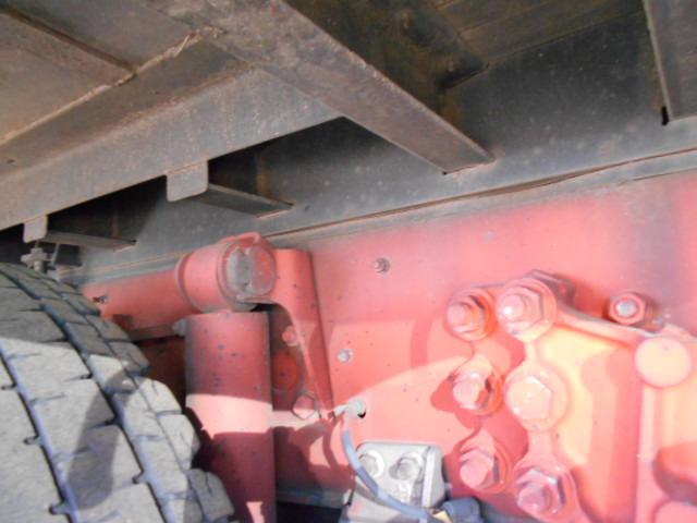 ギガ 　アルミブロック平ボディ　上物山田車体工業　４軸低床　積載１３．５ｔ　荷台寸法９５０×２４１×６８　荷台床木張り　アオリ７方開　アオリ開閉サポート　センターフック５ヶ所　スタンションホール１１ヶ所（76枚目）