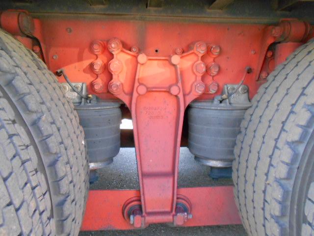 ギガ 　アルミブロック平ボディ　上物山田車体工業　４軸低床　積載１３．５ｔ　荷台寸法９５０×２４１×６８　荷台床木張り　アオリ７方開　アオリ開閉サポート　センターフック５ヶ所　スタンションホール１１ヶ所（77枚目）