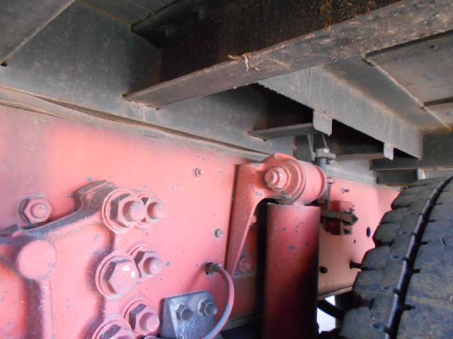 ギガ 　アルミブロック平ボディ　上物山田車体工業　４軸低床　積載１３．５ｔ　荷台寸法９５０×２４１×６８　荷台床木張り　アオリ７方開　アオリ開閉サポート　センターフック５ヶ所　スタンションホール１１ヶ所（79枚目）