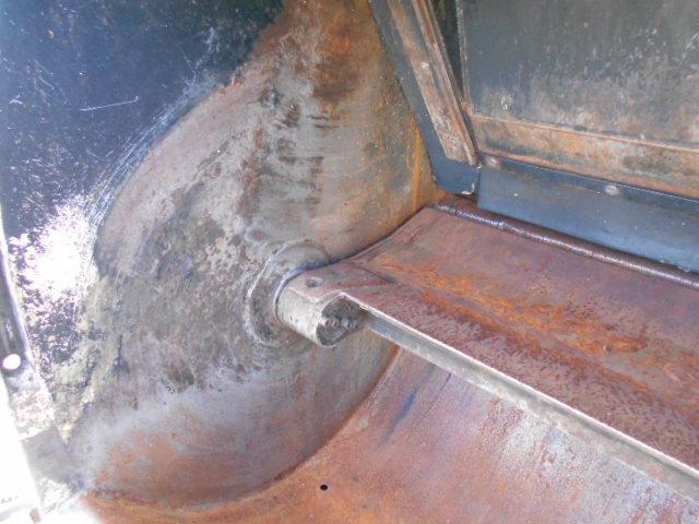 エルフトラック 塵芥車/巻込み式パッカー 上物極東製 容量4.4立米 連続スイッチ 汚水タンク 走行15.7万km 6速ミッション(26枚目)