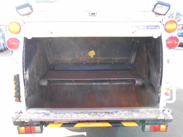 エルフトラック 塵芥車/巻込み式パッカー 上物極東製 容量4.4立米 連続スイッチ 汚水タンク 走行15.7万km 6速ミッション(34枚目)