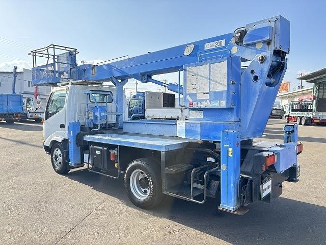 デュトロ 　高所作業車　上物アイチ製　上物型式ＳＫ１７Ａ　地上高１７．１ｍ　Ｈ型ジャッキ　鉄バケット　首振りバケット　アワーメーター２２５７ｈ　走行２．６万ｋｍ　５速ミッション（4枚目）