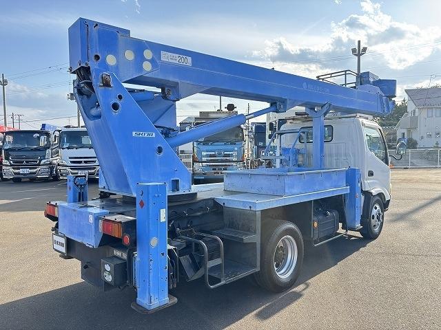 デュトロ 　高所作業車　上物アイチ製　上物型式ＳＫ１７Ａ　地上高１７．１ｍ　Ｈ型ジャッキ　鉄バケット　首振りバケット　アワーメーター２２５７ｈ　走行２．６万ｋｍ　５速ミッション（5枚目）