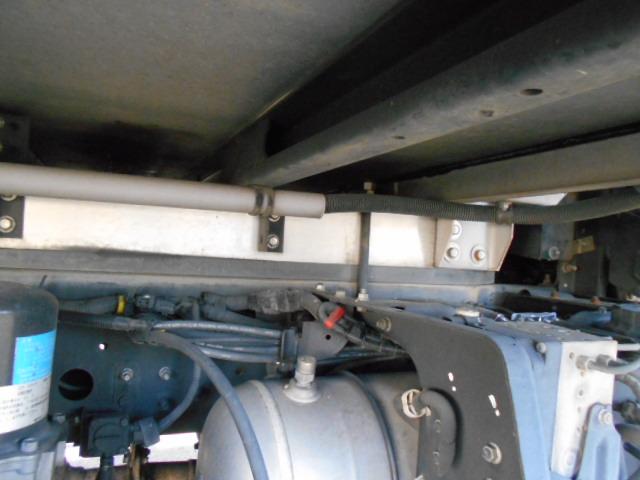 ヒノレンジャー 　冷蔵冷凍ウイング　上物東プレ製　－３０℃設定　積載２．３ｔ　ワイドボディ　荷台寸法６２２×２３８×２２０　荷台床アルミ縞板　ラッシングレール２段　内フック５対　アオリ開閉サポート　走行６６万ｋｍ（65枚目）