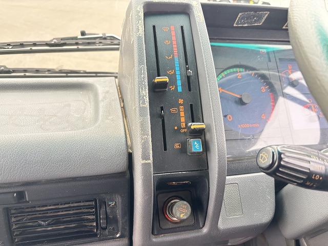 ヒノレンジャー 　クレーン付ハイジャッキ　上物前田製　３段ブーム　２．９ｔ吊り　フックイン　ロングジャッキ　荷台寸法４５９×２１０×１９　荷台床板張り　積載２．５ｔ　フルタイム４ＷＤ♪　生エンジン（20枚目）