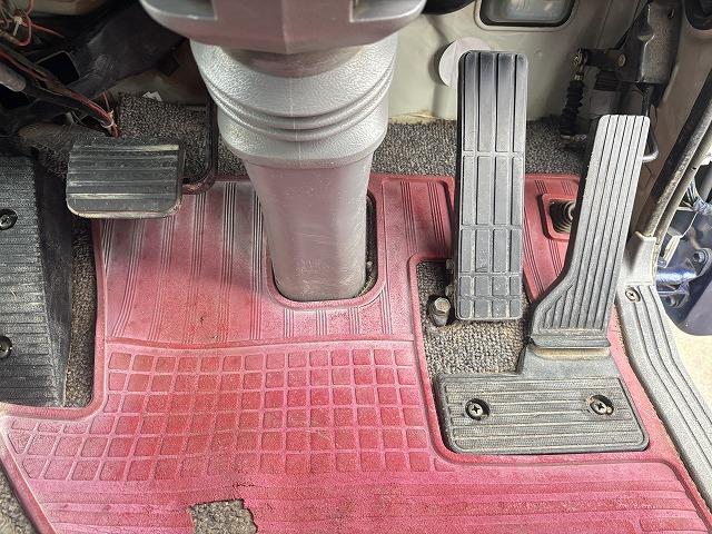 ヒノレンジャー 　クレーン付ハイジャッキ　上物前田製　３段ブーム　２．９ｔ吊り　フックイン　ロングジャッキ　荷台寸法４５９×２１０×１９　荷台床板張り　積載２．５ｔ　フルタイム４ＷＤ♪　生エンジン（26枚目）