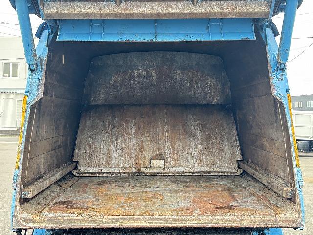 エルフトラック 塵芥車/パッカー車 プレス式 上物新明和製 容量4.2立米 積載2t 連続スイッチ 汚水タンク 走行7.8万km 5速ミッション(15枚目)