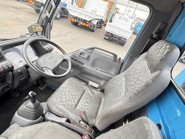 エルフトラック 塵芥車/パッカー車 プレス式 上物新明和製 容量4.2立米 積載2t 連続スイッチ 汚水タンク 走行7.8万km 5速ミッション(18枚目)