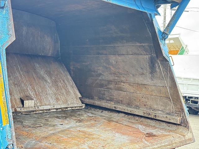 エルフトラック 塵芥車/パッカー車 プレス式 上物新明和製 容量4.2立米 積載2t 連続スイッチ 汚水タンク 走行7.8万km 5速ミッション(31枚目)