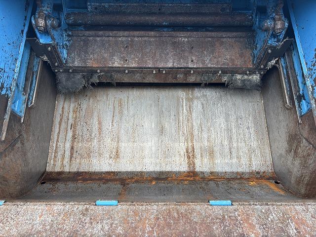 エルフトラック 塵芥車/パッカー車 プレス式 上物新明和製 容量4.2立米 積載2t 連続スイッチ 汚水タンク 走行7.8万km 5速ミッション(43枚目)