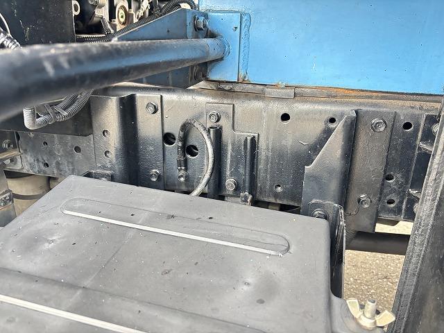 エルフトラック 塵芥車/パッカー車 プレス式 上物新明和製 容量4.2立米 積載2t 連続スイッチ 汚水タンク 走行7.8万km 5速ミッション(74枚目)