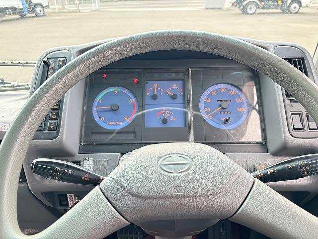 ヒノレンジャー 　クレーン付セルフローダー　上物古河ユニック　４段ブーム　ラジコン（無線）　フックイン　２．９ｔ吊　角足＆差し違いアウトリガー　積載１．６５ｔ　荷台寸法５６４×２１０×９　荷台床鉄板張り　スライドボディ（26枚目）