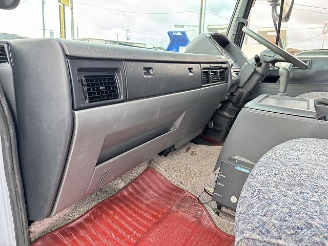 ヒノレンジャー 　クレーン付セルフローダー　上物古河ユニック　４段ブーム　ラジコン（無線）　フックイン　２．９ｔ吊　角足＆差し違いアウトリガー　積載１．６５ｔ　荷台寸法５６４×２１０×９　荷台床鉄板張り　スライドボディ（27枚目）