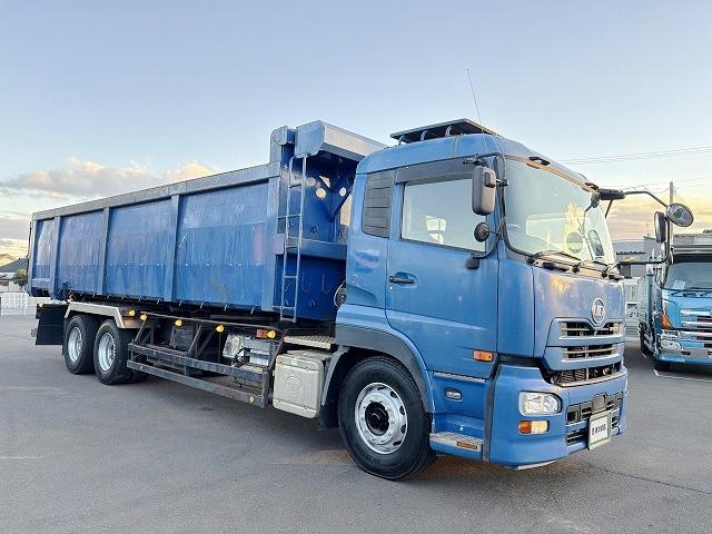 クオン 　ロング深ダンプ　上物ＫＭウイング製　積載１１．３ｔ　容量３２立米　荷台寸法８５０×２３１×１６２　荷台ハルドックス（耐摩耗鋼板）　２デフ　後方片開扉　バックモニター　走行８４．１万ｋｍ　ＡＴシフト（2枚目）