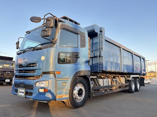 クオン 　ロング深ダンプ　上物ＫＭウイング製　積載１１．３ｔ　容量３２立米　荷台寸法８５０×２３１×１６２　荷台ハルドックス（耐摩耗鋼板）　２デフ　後方片開扉　バックモニター　走行８４．１万ｋｍ　ＡＴシフト（3枚目）