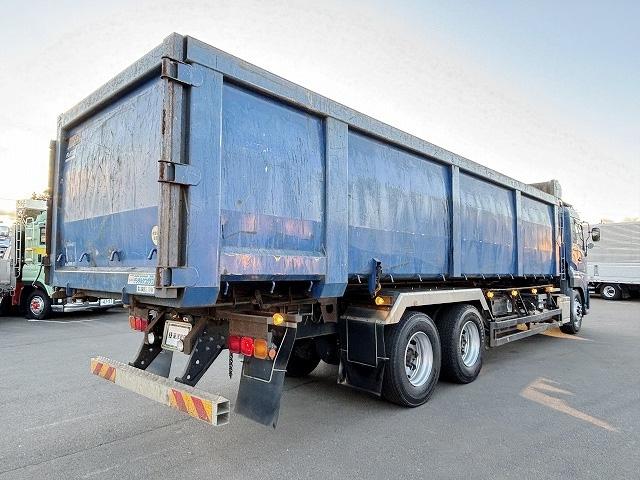 クオン 　ロング深ダンプ　上物ＫＭウイング製　積載１１．３ｔ　容量３２立米　荷台寸法８５０×２３１×１６２　荷台ハルドックス（耐摩耗鋼板）　２デフ　後方片開扉　バックモニター　走行８４．１万ｋｍ　ＡＴシフト（4枚目）