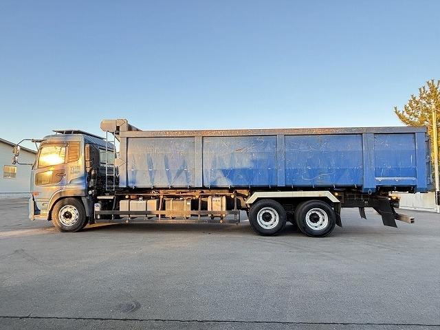 クオン 　ロング深ダンプ　上物ＫＭウイング製　積載１１．３ｔ　容量３２立米　荷台寸法８５０×２３１×１６２　荷台ハルドックス（耐摩耗鋼板）　２デフ　後方片開扉　バックモニター　走行８４．１万ｋｍ　ＡＴシフト（8枚目）