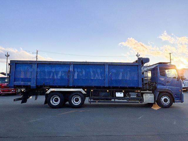 クオン 　ロング深ダンプ　上物ＫＭウイング製　積載１１．３ｔ　容量３２立米　荷台寸法８５０×２３１×１６２　荷台ハルドックス（耐摩耗鋼板）　２デフ　後方片開扉　バックモニター　走行８４．１万ｋｍ　ＡＴシフト（9枚目）