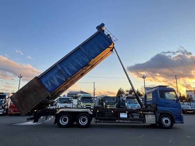 クオン 　ロング深ダンプ　上物ＫＭウイング製　積載１１．３ｔ　容量３２立米　荷台寸法８５０×２３１×１６２　荷台ハルドックス（耐摩耗鋼板）　２デフ　後方片開扉　バックモニター　走行８４．１万ｋｍ　ＡＴシフト（10枚目）