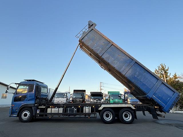 クオン 　ロング深ダンプ　上物ＫＭウイング製　積載１１．３ｔ　容量３２立米　荷台寸法８５０×２３１×１６２　荷台ハルドックス（耐摩耗鋼板）　２デフ　後方片開扉　バックモニター　走行８４．１万ｋｍ　ＡＴシフト（11枚目）