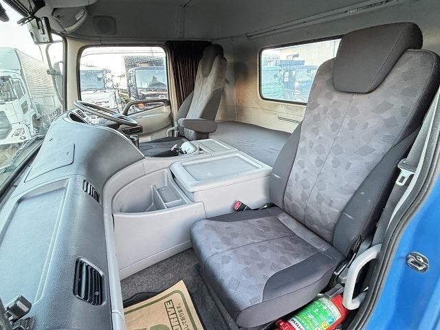 クオン 　ロング深ダンプ　上物ＫＭウイング製　積載１１．３ｔ　容量３２立米　荷台寸法８５０×２３１×１６２　荷台ハルドックス（耐摩耗鋼板）　２デフ　後方片開扉　バックモニター　走行８４．１万ｋｍ　ＡＴシフト（16枚目）