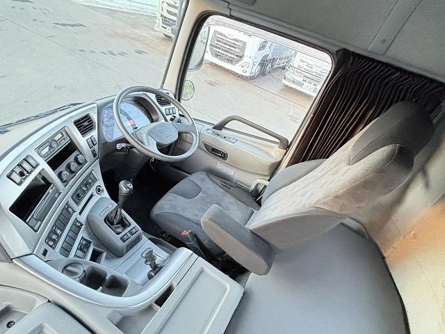 クオン 　ロング深ダンプ　上物ＫＭウイング製　積載１１．３ｔ　容量３２立米　荷台寸法８５０×２３１×１６２　荷台ハルドックス（耐摩耗鋼板）　２デフ　後方片開扉　バックモニター　走行８４．１万ｋｍ　ＡＴシフト（17枚目）