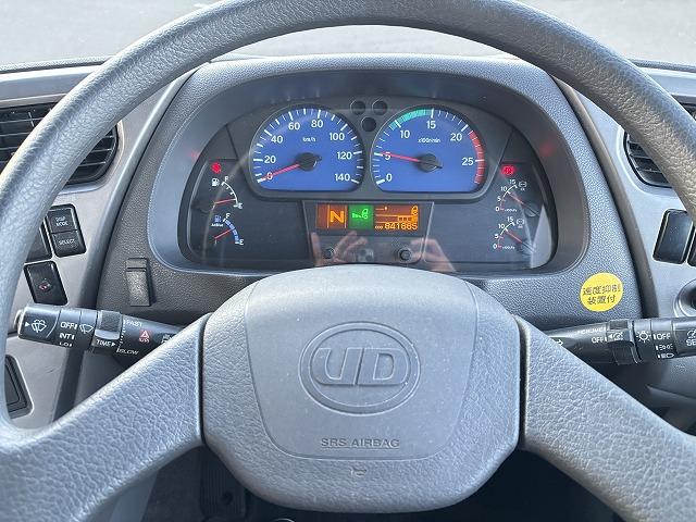 クオン 　ロング深ダンプ　上物ＫＭウイング製　積載１１．３ｔ　容量３２立米　荷台寸法８５０×２３１×１６２　荷台ハルドックス（耐摩耗鋼板）　２デフ　後方片開扉　バックモニター　走行８４．１万ｋｍ　ＡＴシフト（18枚目）