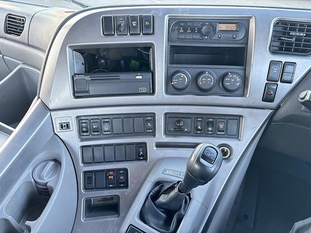 クオン 　ロング深ダンプ　上物ＫＭウイング製　積載１１．３ｔ　容量３２立米　荷台寸法８５０×２３１×１６２　荷台ハルドックス（耐摩耗鋼板）　２デフ　後方片開扉　バックモニター　走行８４．１万ｋｍ　ＡＴシフト（19枚目）