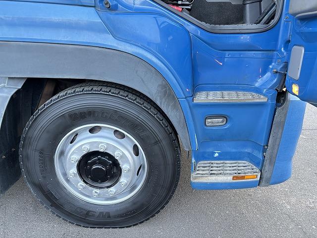 クオン 　ロング深ダンプ　上物ＫＭウイング製　積載１１．３ｔ　容量３２立米　荷台寸法８５０×２３１×１６２　荷台ハルドックス（耐摩耗鋼板）　２デフ　後方片開扉　バックモニター　走行８４．１万ｋｍ　ＡＴシフト（27枚目）