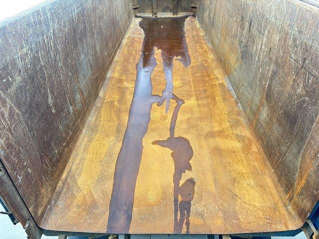 クオン 　ロング深ダンプ　上物ＫＭウイング製　積載１１．３ｔ　容量３２立米　荷台寸法８５０×２３１×１６２　荷台ハルドックス（耐摩耗鋼板）　２デフ　後方片開扉　バックモニター　走行８４．１万ｋｍ　ＡＴシフト（31枚目）