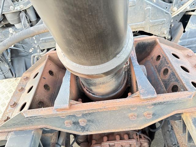 クオン 　ロング深ダンプ　上物ＫＭウイング製　積載１１．３ｔ　容量３２立米　荷台寸法８５０×２３１×１６２　荷台ハルドックス（耐摩耗鋼板）　２デフ　後方片開扉　バックモニター　走行８４．１万ｋｍ　ＡＴシフト（33枚目）