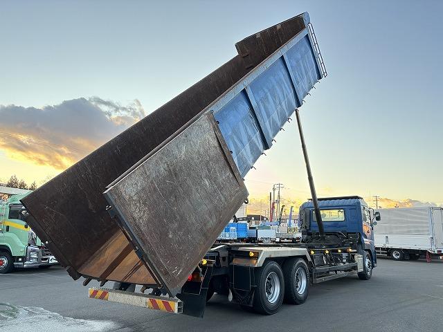 クオン 　ロング深ダンプ　上物ＫＭウイング製　積載１１．３ｔ　容量３２立米　荷台寸法８５０×２３１×１６２　荷台ハルドックス（耐摩耗鋼板）　２デフ　後方片開扉　バックモニター　走行８４．１万ｋｍ　ＡＴシフト（39枚目）