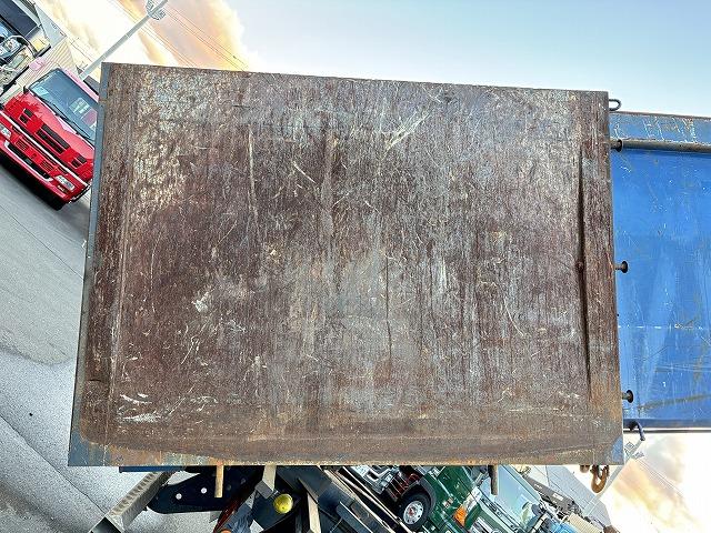 クオン 　ロング深ダンプ　上物ＫＭウイング製　積載１１．３ｔ　容量３２立米　荷台寸法８５０×２３１×１６２　荷台ハルドックス（耐摩耗鋼板）　２デフ　後方片開扉　バックモニター　走行８４．１万ｋｍ　ＡＴシフト（47枚目）