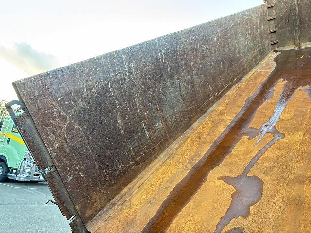 クオン 　ロング深ダンプ　上物ＫＭウイング製　積載１１．３ｔ　容量３２立米　荷台寸法８５０×２３１×１６２　荷台ハルドックス（耐摩耗鋼板）　２デフ　後方片開扉　バックモニター　走行８４．１万ｋｍ　ＡＴシフト（51枚目）