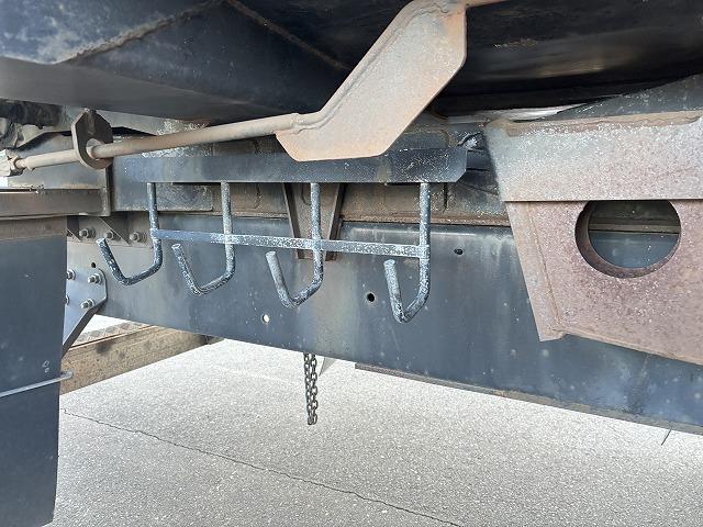 クオン 　ロング深ダンプ　上物ＫＭウイング製　積載１１．３ｔ　容量３２立米　荷台寸法８５０×２３１×１６２　荷台ハルドックス（耐摩耗鋼板）　２デフ　後方片開扉　バックモニター　走行８４．１万ｋｍ　ＡＴシフト（62枚目）