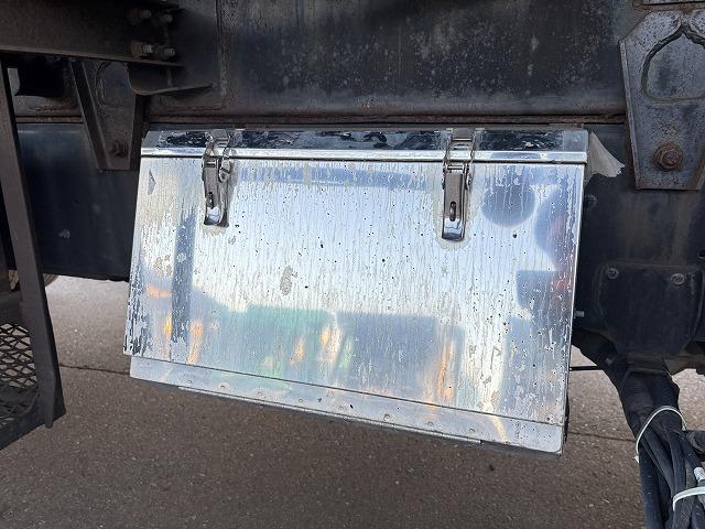 クオン 　ロング深ダンプ　上物ＫＭウイング製　積載１１．３ｔ　容量３２立米　荷台寸法８５０×２３１×１６２　荷台ハルドックス（耐摩耗鋼板）　２デフ　後方片開扉　バックモニター　走行８４．１万ｋｍ　ＡＴシフト（65枚目）