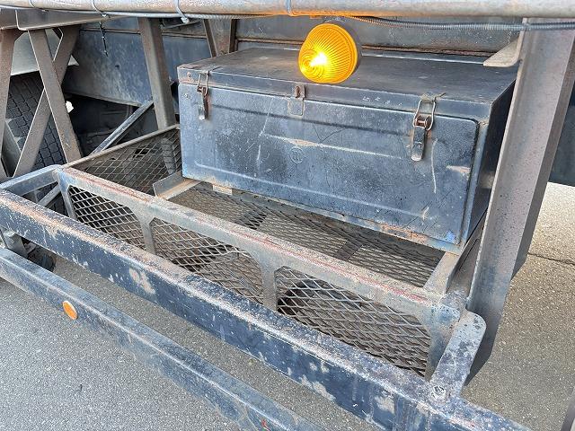 クオン 　ロング深ダンプ　上物ＫＭウイング製　積載１１．３ｔ　容量３２立米　荷台寸法８５０×２３１×１６２　荷台ハルドックス（耐摩耗鋼板）　２デフ　後方片開扉　バックモニター　走行８４．１万ｋｍ　ＡＴシフト（68枚目）