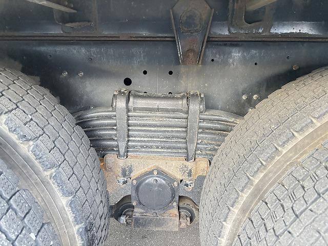 クオン 　ロング深ダンプ　上物ＫＭウイング製　積載１１．３ｔ　容量３２立米　荷台寸法８５０×２３１×１６２　荷台ハルドックス（耐摩耗鋼板）　２デフ　後方片開扉　バックモニター　走行８４．１万ｋｍ　ＡＴシフト（73枚目）