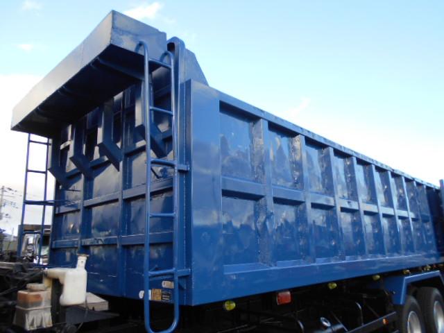 ギガ 　深ダンプ　上物新明和製　容量２９．４立米　積載１１．３ｔ　荷台寸法８５０×２３１×１５０　後方片開き　２デフ　走行８２．５万ｋｍ　７速ミッション（25枚目）