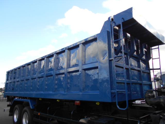 ギガ 　深ダンプ　上物新明和製　容量２９．４立米　積載１１．３ｔ　荷台寸法８５０×２３１×１５０　後方片開き　２デフ　走行８２．５万ｋｍ　７速ミッション（27枚目）