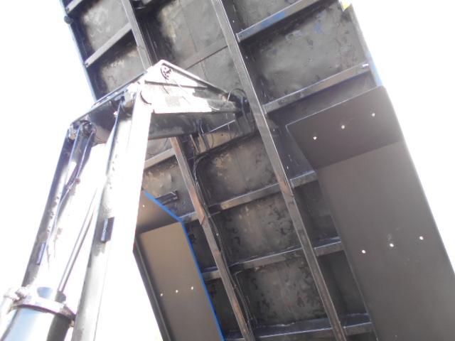 ギガ 　深ダンプ　上物新明和製　容量２９．４立米　積載１１．３ｔ　荷台寸法８５０×２３１×１５０　後方片開き　２デフ　走行８２．５万ｋｍ　７速ミッション（35枚目）