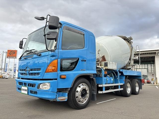 ヒノレンジャー 　コンクリートミキサー車　上物カヤバ工業製　積載１１．５ｔ　容量９．８立米　電動ホッパーカバー　水タンク＆モーター付　ドラムリア自動洗浄付　２デフ　ベッド付　走行２１．７万ｋｍ　６速ミッション（3枚目）