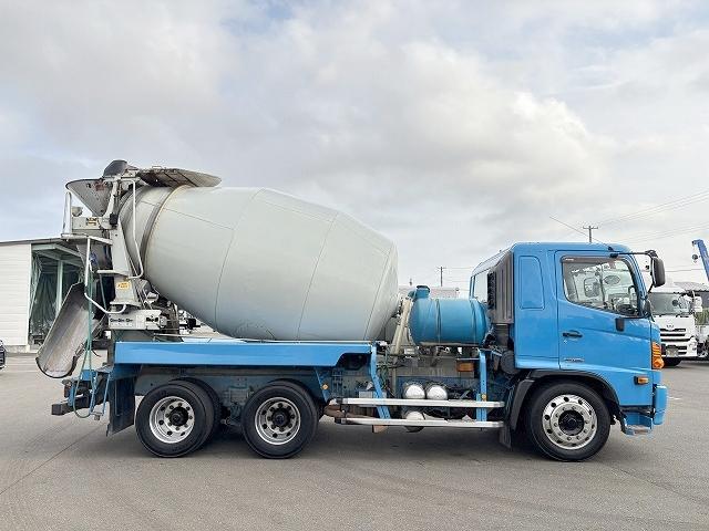 ヒノレンジャー 　コンクリートミキサー車　上物カヤバ工業製　積載１１．５ｔ　容量９．８立米　電動ホッパーカバー　水タンク＆モーター付　ドラムリア自動洗浄付　２デフ　ベッド付　走行２１．７万ｋｍ　６速ミッション（4枚目）