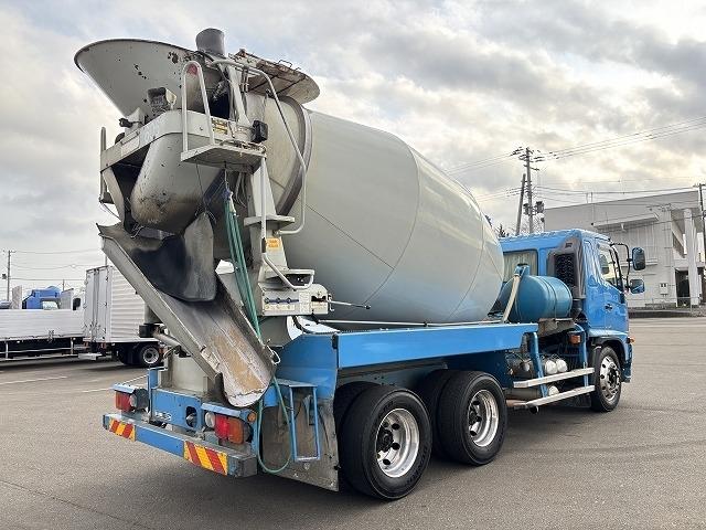 ヒノレンジャー 　コンクリートミキサー車　上物カヤバ工業製　積載１１．５ｔ　容量９．８立米　電動ホッパーカバー　水タンク＆モーター付　ドラムリア自動洗浄付　２デフ　ベッド付　走行２１．７万ｋｍ　６速ミッション（6枚目）