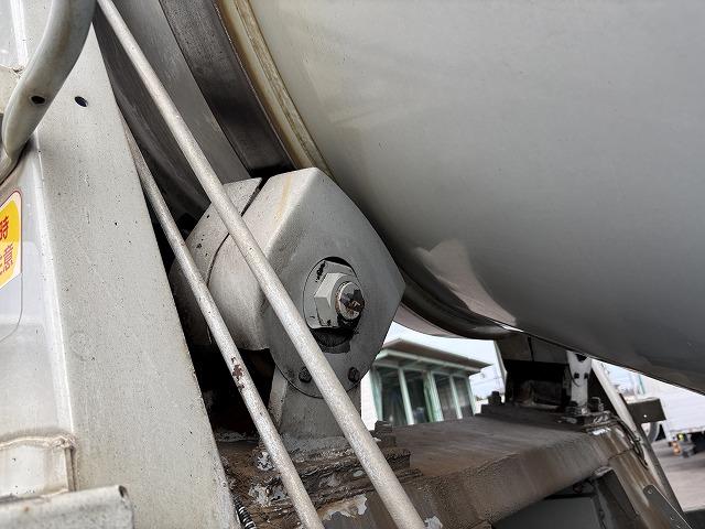 ヒノレンジャー 　コンクリートミキサー車　上物カヤバ工業製　積載１１．５ｔ　容量９．８立米　電動ホッパーカバー　水タンク＆モーター付　ドラムリア自動洗浄付　２デフ　ベッド付　走行２１．７万ｋｍ　６速ミッション（28枚目）