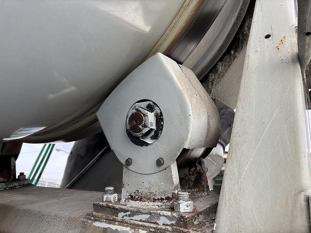 ヒノレンジャー 　コンクリートミキサー車　上物カヤバ工業製　積載１１．５ｔ　容量９．８立米　電動ホッパーカバー　水タンク＆モーター付　ドラムリア自動洗浄付　２デフ　ベッド付　走行２１．７万ｋｍ　６速ミッション（29枚目）