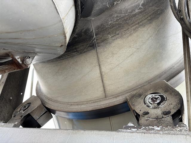 ヒノレンジャー 　コンクリートミキサー車　上物カヤバ工業製　積載１１．５ｔ　容量９．８立米　電動ホッパーカバー　水タンク＆モーター付　ドラムリア自動洗浄付　２デフ　ベッド付　走行２１．７万ｋｍ　６速ミッション（30枚目）