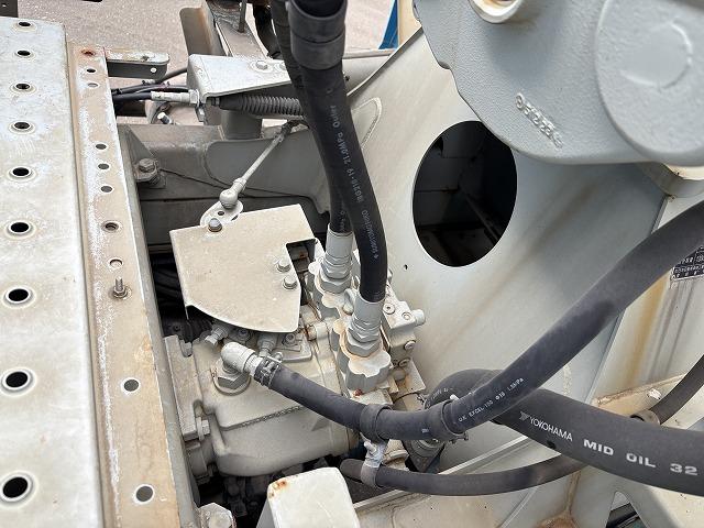 ヒノレンジャー 　コンクリートミキサー車　上物カヤバ工業製　積載１１．５ｔ　容量９．８立米　電動ホッパーカバー　水タンク＆モーター付　ドラムリア自動洗浄付　２デフ　ベッド付　走行２１．７万ｋｍ　６速ミッション（40枚目）