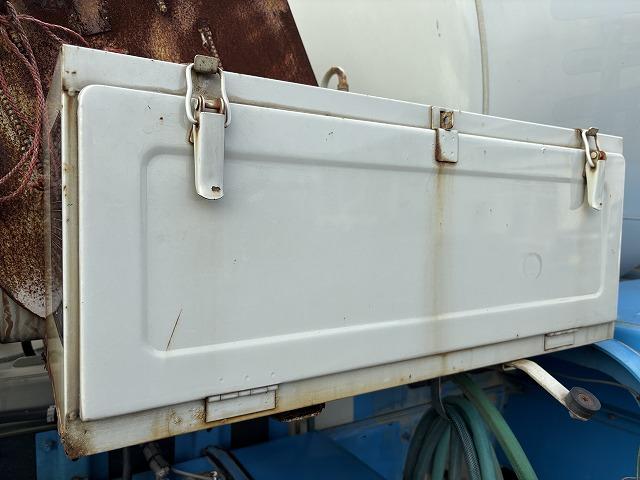 ヒノレンジャー 　コンクリートミキサー車　上物カヤバ工業製　積載１１．５ｔ　容量９．８立米　電動ホッパーカバー　水タンク＆モーター付　ドラムリア自動洗浄付　２デフ　ベッド付　走行２１．７万ｋｍ　６速ミッション（46枚目）