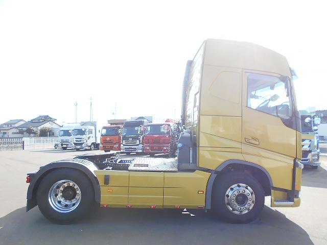 ボルボその他 　トレーラーヘッド　第５輪荷重１１．５ｔ　ハイルーフ　サンルーフ　電動サンシェード　バックモニター　後輪エアサス　総輪アルミホイール　走行４７．９万ｋｍ　ＡＴ車（２ペダル）（4枚目）